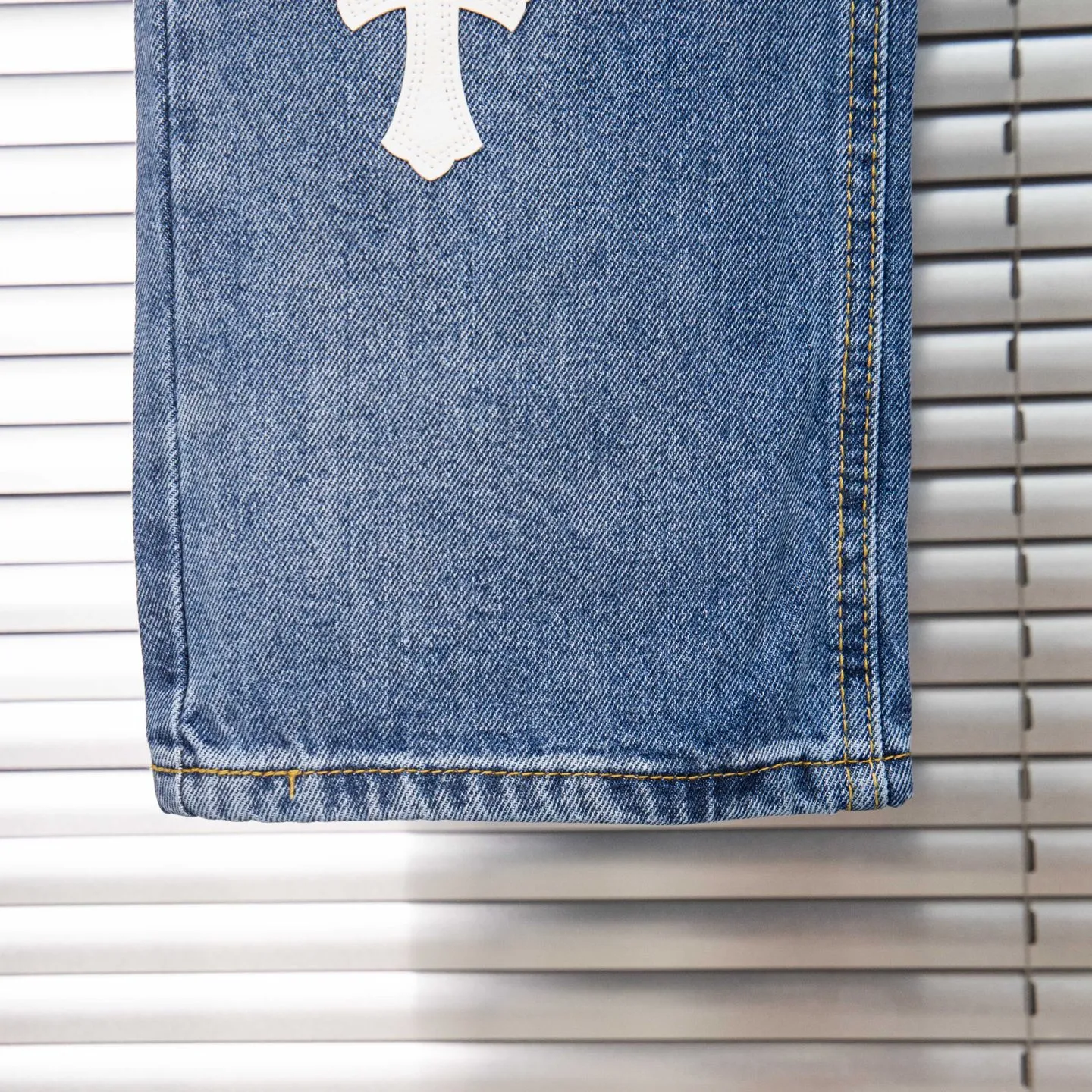 P260 Chrome Hearts light blue pants, Sanskrit yellow and white patchwork leather jeans. CH jeans need to be washed before being dismantled and then hand-stitched with sheepskin cross leather and then spliced ​​together. The whole piece has too many craftsmanship to explain. The patchwork is decorated with cross flowers, and the high-waisted washed jeans! ! Absolutely high-end luxury products, god-level single products and super popular products, made with top heavy industry, a must-see magic weapon. Customized hardware. The fabric is thick and soft after washing. It has good breathability. Customized small leather label. Unique design. The details are simple and elegant, and the workmanship is exquisite. The entire trousers are neatly routed and the details are in place! It’s so cool that both men and women can easily control the genderless trend! Style number: 1804# Color: blue Size: 28 30 32 34